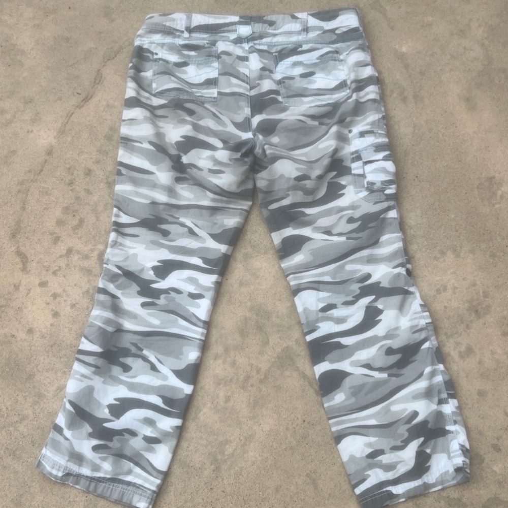 Cabela's Grey Camo Roll up Hiking Cargo Pants Women's Size 14 - Picture 6 of 9